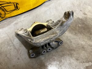 ŁAPA MOCOWANIE PODUSZKA SILNIKA CITROEN PEUGEOT 1.6 THP