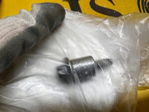 ŚRUBA POKRYWY GŁOWICY M7X33.5 BMW N51 N52 N52N NOWA OEM