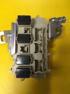 SKRZYNKA BEZPIECZNIKÓW DESKI NISSAN X-TRAIL T32