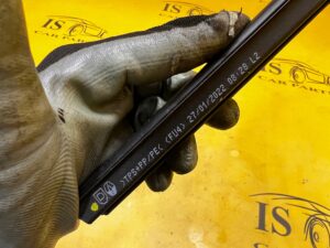 LISTWA ZGARNIAJĄCA DRZWI PRZÓD LEWY DACIA JOGGER