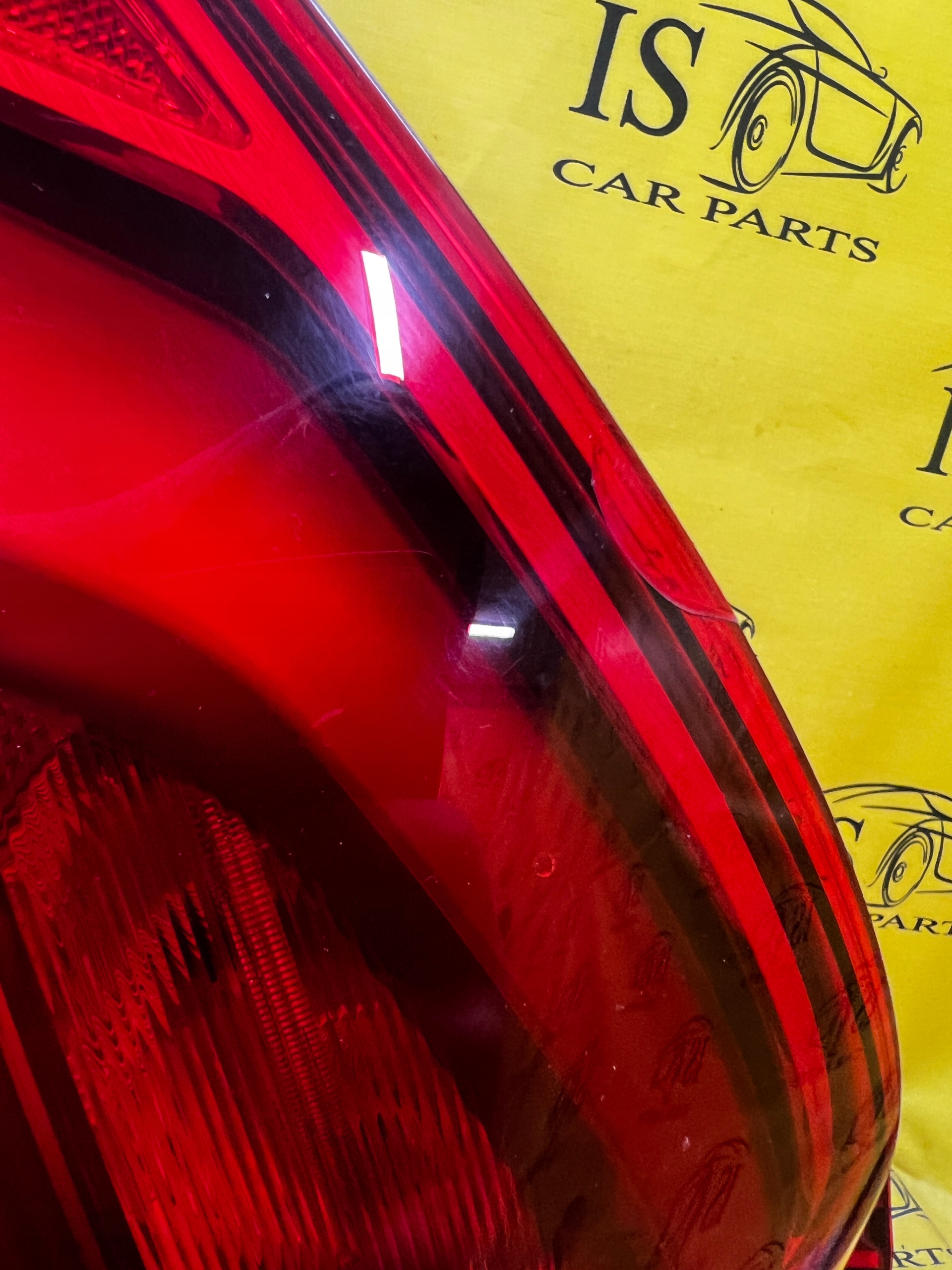 LAMPA TYLNA W BŁOTNIK PRAWA BMW G30 LEKKO PĘKNIĘTA