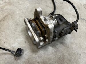 LEWY TYŁ ZACISK SILNICZEK HAMULCA MERCEDES W117