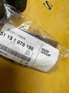 LISTWA BŁOTNIKA TYŁ PRAWA PRAWY BMW 5 E34 NOWA OEM