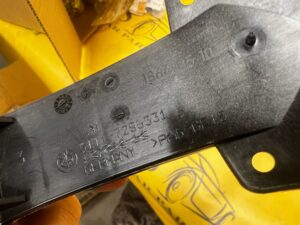 MOCOWANIE WSPORNIK ATRAPY CHŁODNICY BMW 3 F30 F31 NOWY OEM