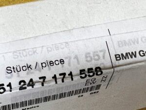 OGRANICZNIK POKRYWY BAGAŻNIKA PRAWY BMW X5 E53 NOWY OEM