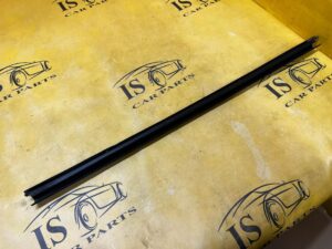 LISTWA ZGARNIAJĄCA SZYBY DRZWI PRZÓD LEWY DACIA DOKKER