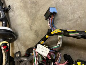 WIĄZKA DESKI PASA PRZEDNIEGO WNĘTRZA KOMORY DACIA SANDERO STEPWAY III 2023R