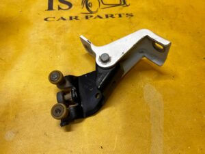 ROLKA DRZWI PRZESUWNYCH PROWADNICA ŚRODKOWA PRAWA DACIA DOKKER 369