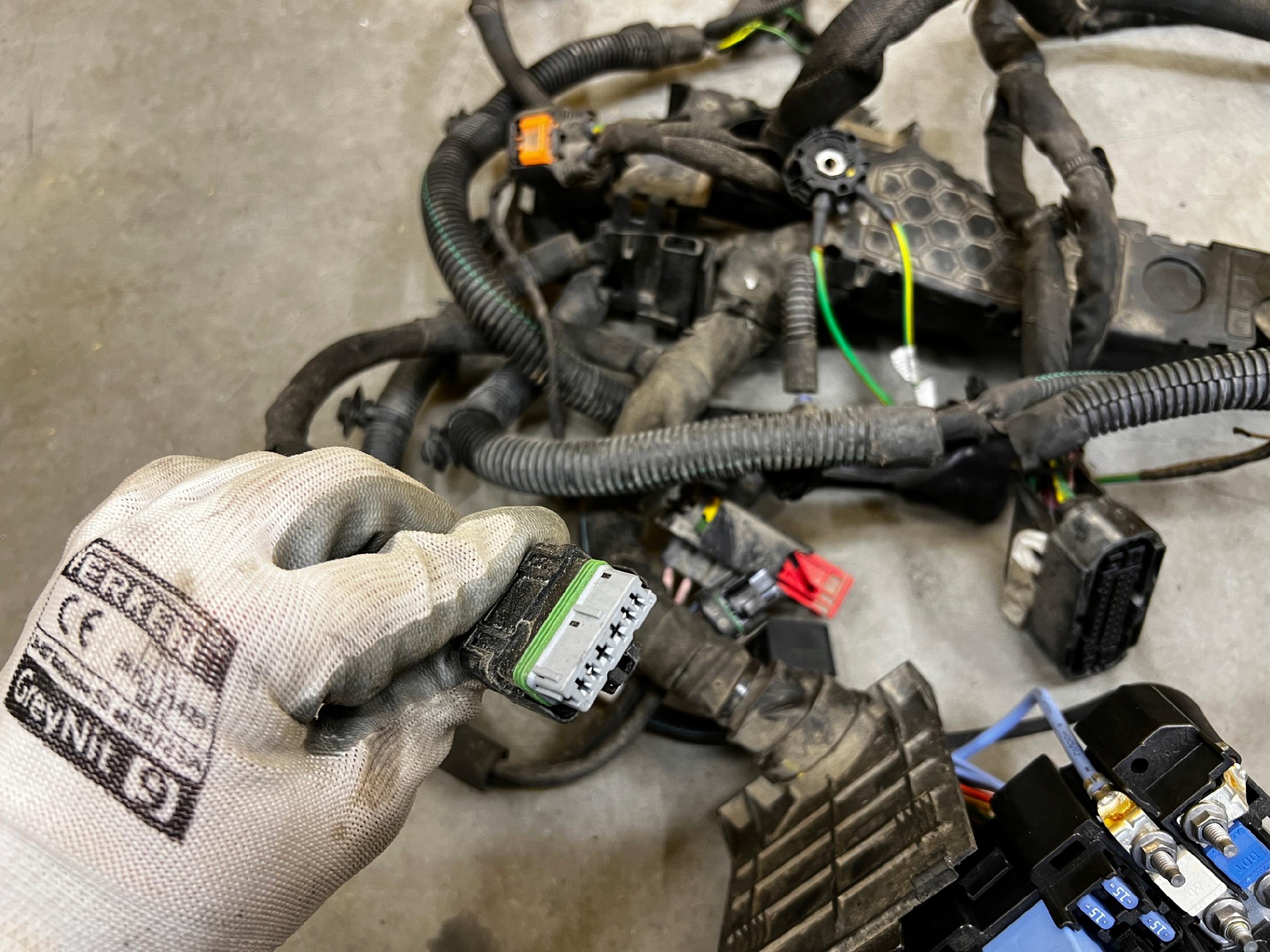 WIĄZKA INSTALACJA KOMORY SILNIKA PEUGEOT 308 II T9 1.6 E-HDI