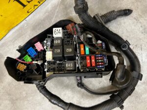 SKRZYNKA BEZPIECZNIKÓW WIĄZKI KOMORY SILNIK PORSCHE CAYENNE II 7P5 LIFT 92A