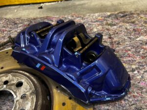 KOMPLET TARCZE HAMULCE ZACISKI PRZÓD TYŁ M-POWER BMW M5 F90