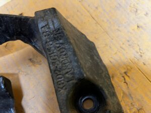 ŁAPA MOCOWANIE UCHWYT SILNIKA LR DISCOVERY V L550 RR EVOQUE II L551