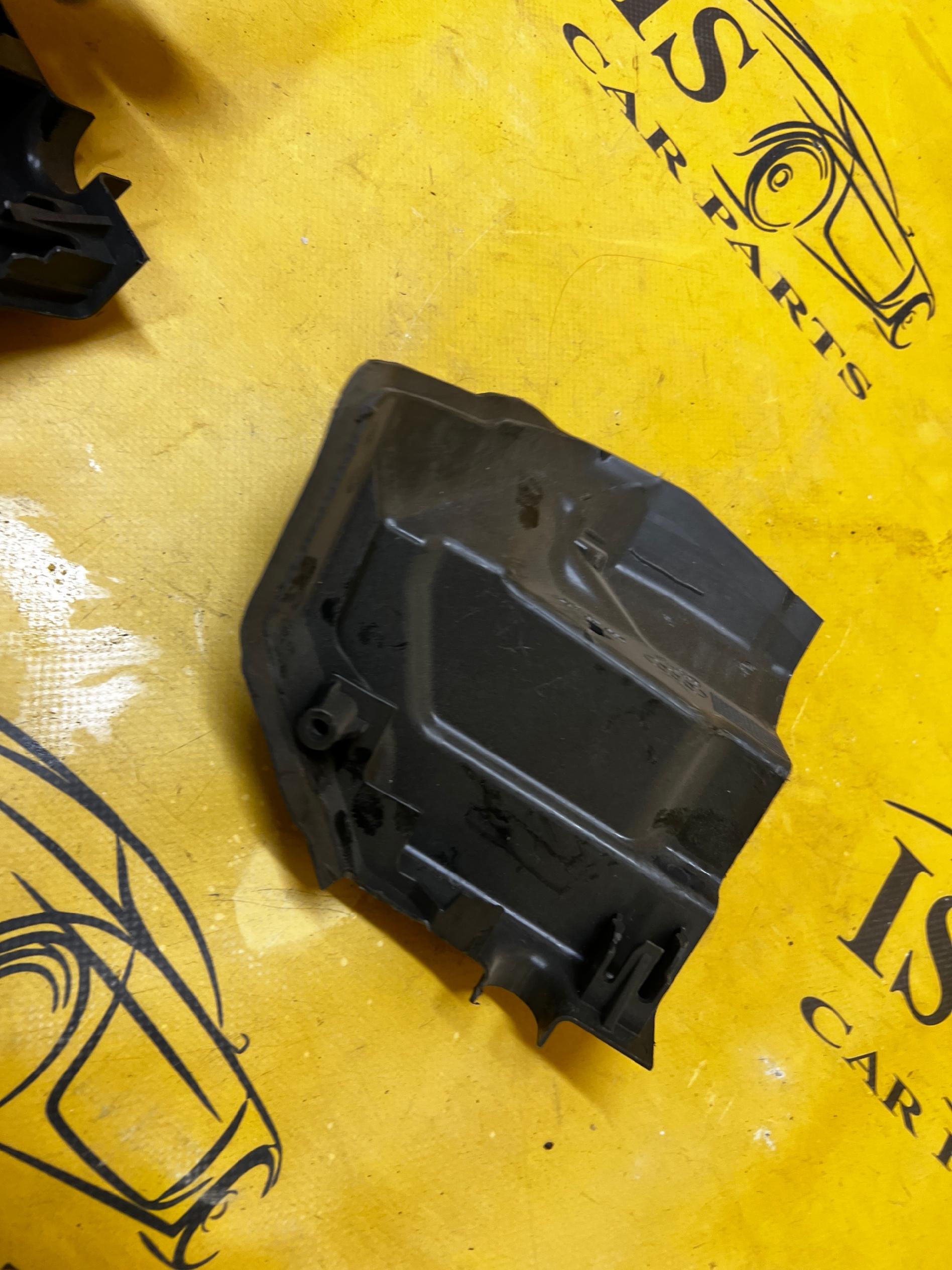 OSŁONA ZAMKA DRZWI TYŁ PRAWY AUDI A8 D4