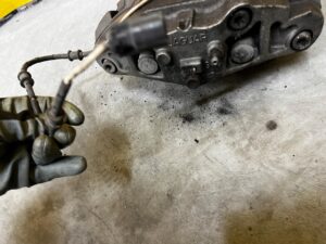 ZACISK HAMULCOWY PRZÓD LEWY JAGUAR XJ X351