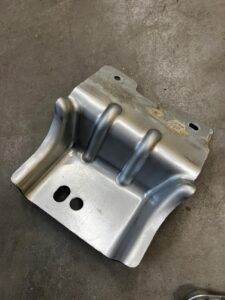 WSPORNIK MOCOWANIE BLACHA LEWY LEWE RANGE ROVER VELAR L560