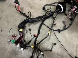 WIĄZKA DESKI PASA PRZEDNIEGO WNĘTRZA KOMORY DACIA SANDERO III 2023R