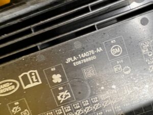 POKRYWA OSŁONA OBUDOWA SKRZYNKI BEZPIECZNIKÓW LAND ROVER DISCOVERY 5 V L462