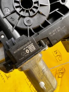 MECHANIZM PODNOŚNIK SZYBY DRZWI PRZÓD LEWY DACIA JOGGER SANDERO III