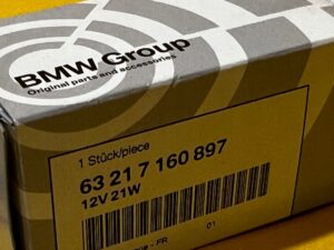 ŻARÓWKA SREBRNA KIERUNKOWSKAZÓW BMW NOWA OEM
