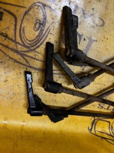 ŚRUBY SZPILKI MOCUJĄCE SKRZYNIĘ PAKĘ ŁADOWNIĘ FORD RANGER MK5 V WILDTRAK