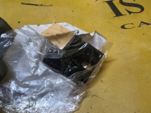2 X WSPORNIK ZAWIASU SCHOWKA NA RĘKAWICZKI BMW 1 E81 5 E60 7 E65 NOWY OEM
