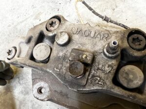 ZACISK HAMULCOWY PRZÓD LEWY JAGUAR XJ X351