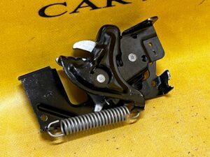 LEWY ZAMEK RYGLA POKRYWY SILNIKA MASKI BMW F22 F30