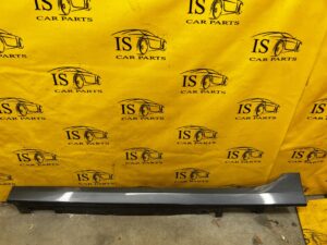 BMW SERIA 1 F40 LISTWA NAKŁADKA PROGOWA PRAWA B39