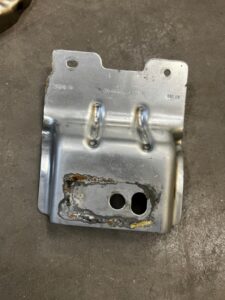 WSPORNIK MOCOWANIE BLACHA LEWY LEWE RANGE ROVER VELAR L560