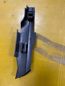 LEWA OSŁONA LISTWA BŁOTNIKA PRZÓD INFINITI Q50