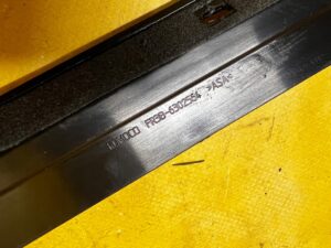 LISTWA TYLNA ŚLIZG SZYBY DRZWI PRAWA PRAWY FORD MUSTANG VI