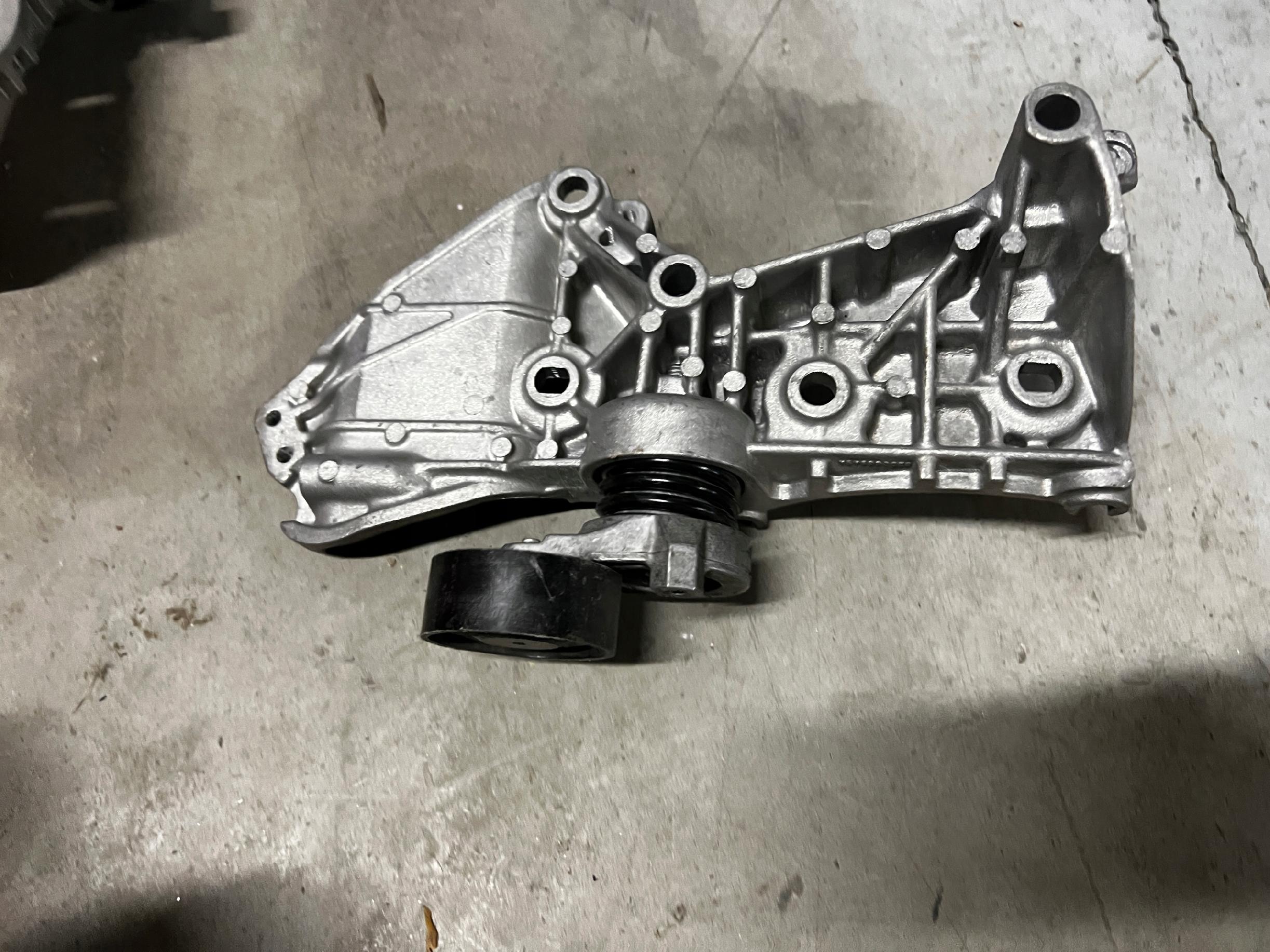 ŁAPA MOCOWANIE NAPINACZ ALTERNATORA RENAULT MEGANE IV 1.5 DCI