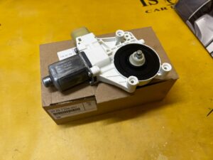 SILNICZEK SILNIK SZYBY PRZÓD BMW 1 F21 2 F22 4 F32 F33 F36 7 F01 NOWY OEM