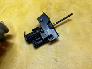 SIŁOWNIK KLAPKI WLEWU PALIWA DACIA DOKKER