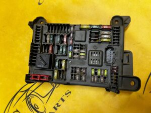ROZDZIELACZ PRĄDU SKRZYNKA MODUŁ BEZPIECZNIKÓW BMW X5 E70 X6 E71