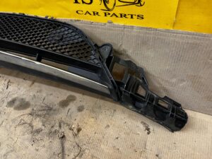 MERCEDES E KLASA 213 AMG KRATKA ZDERZAKA ŚRODKOWA