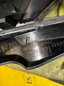 LISTWA NAROŻNIK SZYBY SŁUPKA TYŁ PRAWY LAND ROVER DISCOVERY 5 V L462