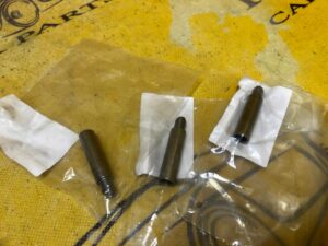 2 X ŚRUBA PROWADZĄCA ZACISKU HAMULCA PRZÓD BMW NOWA OEM