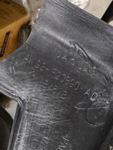 RAMKA OSŁONA DRZWI LEWY PRZÓD JAGUAR XJ X351