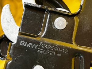 PRAWY ZAMEK RYGLA POKRYWY MASKI BMW F22 F30 F80