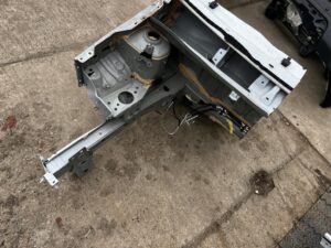 ĆWIARTKA PODŁUŻNICA SŁUPEK PRZÓD PRAWY DACIA SANDERO STEPWAY III 369