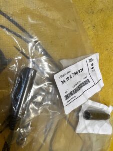 2 X ŚRUBA PROWADZĄCA ZACISKU HAMULCA PRZÓD BMW NOWA OEM