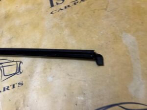 LISTWA ZGARNIAJĄCA SZYBY DRZWI PRZÓD LEWY DACIA DOKKER