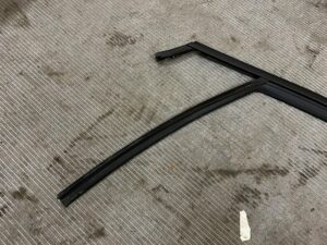 USZCZELKA PROWADNICA SZYBY DRZWI PRZÓD LEWY DACIA JOGGER