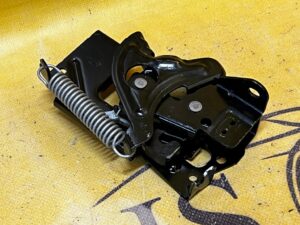 LEWY ZAMEK RYGLA POKRYWY SILNIKA MASKI BMW F22 F30