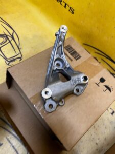 WSPORNIK KOMRESORA KLIMATYZACJI MINI R55 R56 R57 R58 R59 R60 R61 NOWY OEM