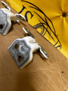 KOMPLET ZAWIASY DRZWI GÓRNY DOLNY DACIA SANDERO III 2023R