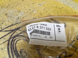 USZCZELKA LAMPY POKRYWY KLAPY TYŁ BAGAŻNIKA BMW 5 E39 KOMBI NOWA OEM