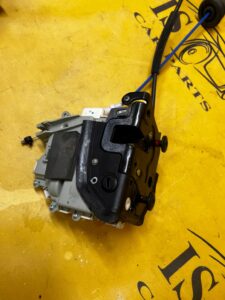 ZAMEK DRZWI TYŁ LEWY 6PIN AUDI A4 B8