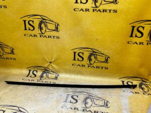 LISTWA SZYBY PRZÓD PRZEDNIEJ ZGARNIAJĄCA WODĘ LEWA SKODA SCALA